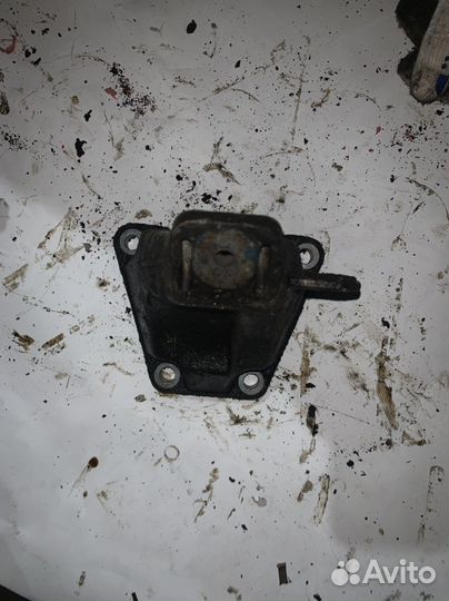 Кронштейн двигателя правый ARJ 2,4 audi A6 C5