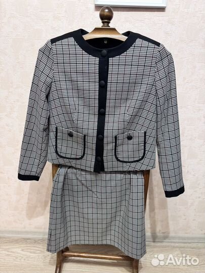 Костюм женский с юбкой