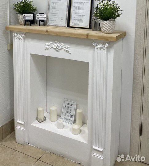 Декоративный камин с лепниной