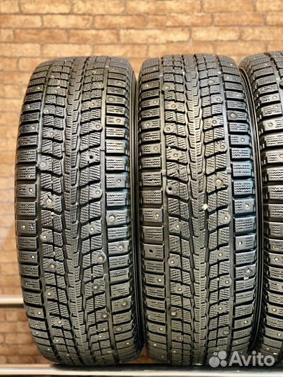 Dunlop SP Winter Ice 01 215/65 R16