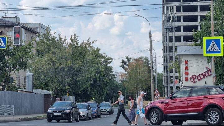 1 этаж 2 входа парковка и 242 м2 пространства