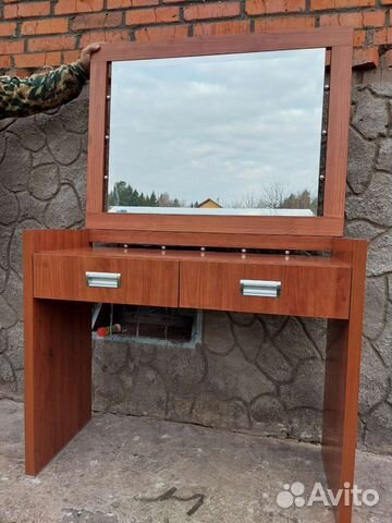Зеркало навесное с столом для макияжа