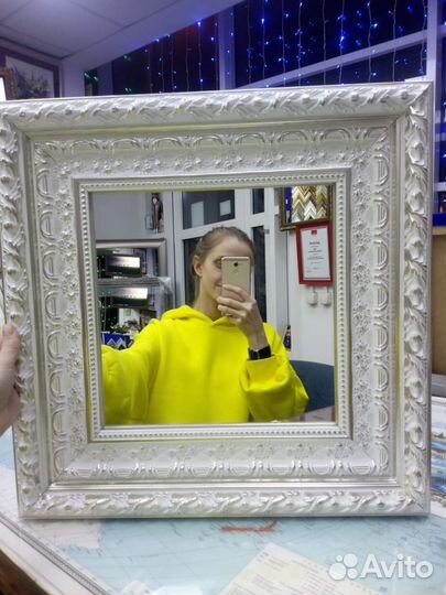 Зеркало в белой классической раме