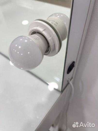 Гримерное зеркало со столом