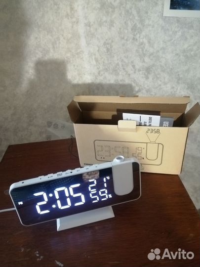 Часы-будильник с радио и проектором