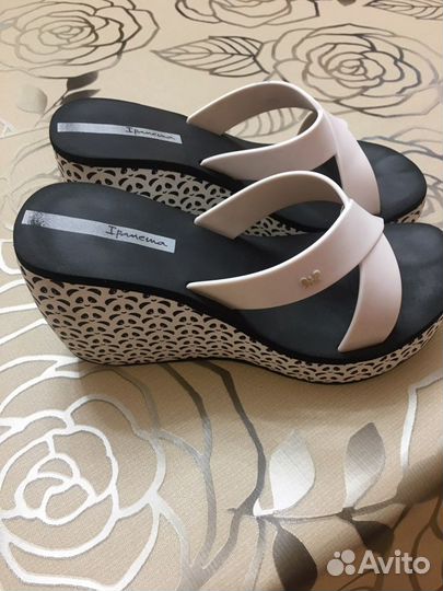 Шлепанцы женские 36