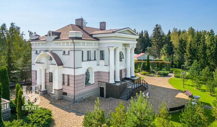 Дом 615 м² на участке 60 сот.