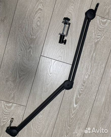 Усиленный пантограф для микрофона