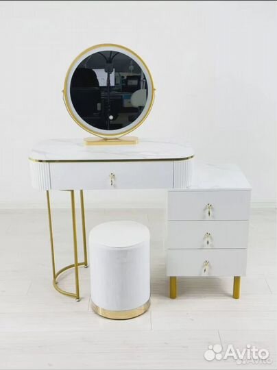 Туалетный столик. Столик с зеркалом и подсветкой