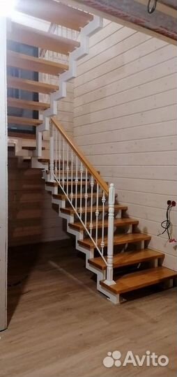 Лестница с площадкой на второй этаж