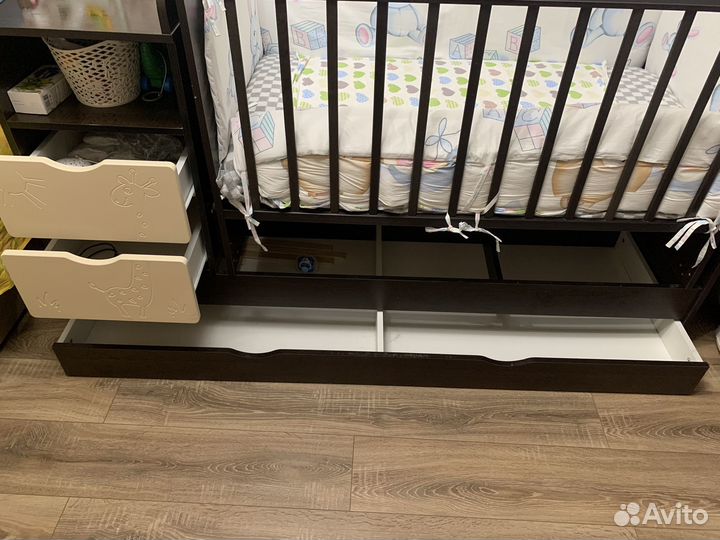 Детская кроватка с поперечным маятником