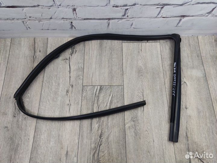 Уплотнитель двери передний правый Maxima A32