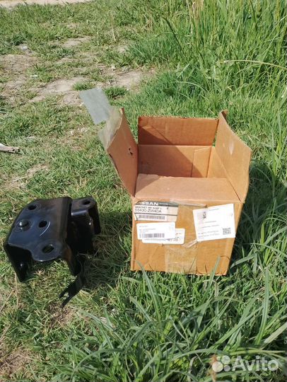 Кронштейн задней балки Ниссан Тиида