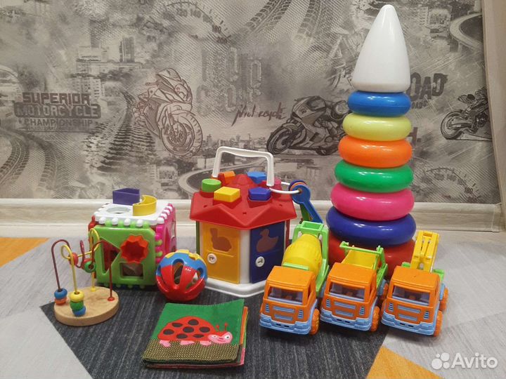 Развивающие игрушки для малышей пакетом