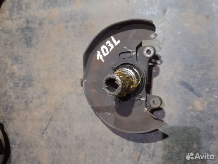 Кулак передний левый Mitsubishi Pajero 1