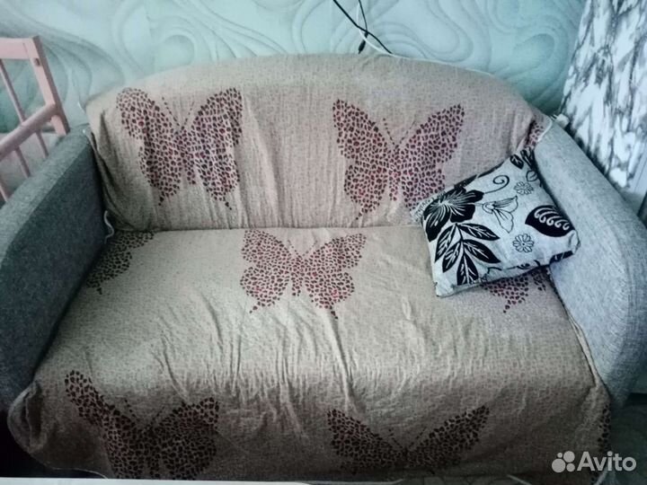 Холодильник, стол, два дивана, детская кровать