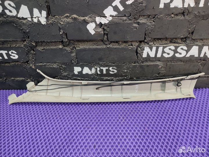 Обшивка стойки кузова передняя правая Nissan