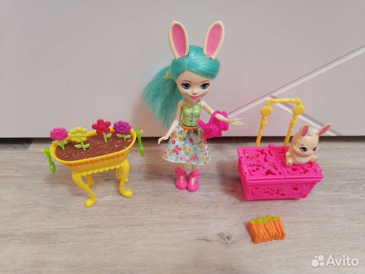 Кукла энчантималс с питомцем и клумбой