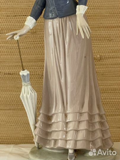 Фарфоровая статуэтка Галантная дама. Lladro
