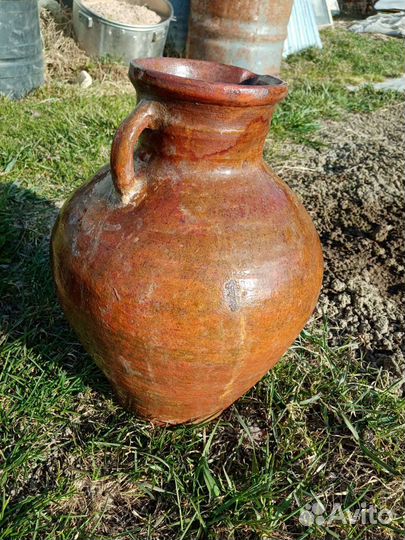 Старинный глиняный кувшин
