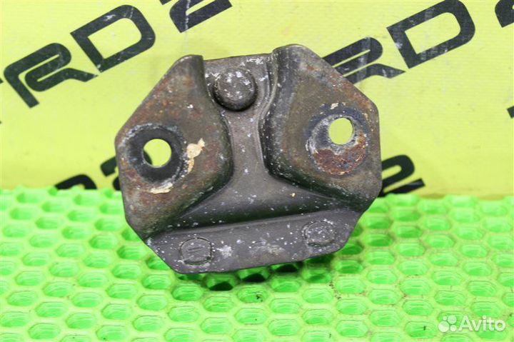 Петля замка багажника Toyota Town Ace Noah SR40