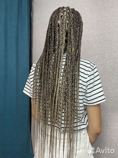 Модель на афроприческу