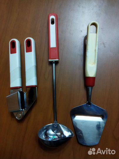 Лопатка для сыра.Половник.Чеснокодавилка.За всё