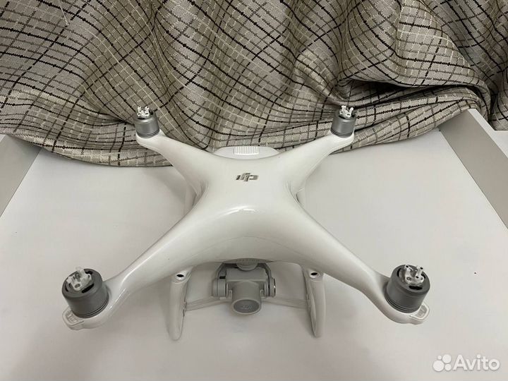 Квадрокоптер DJI Phantom 4