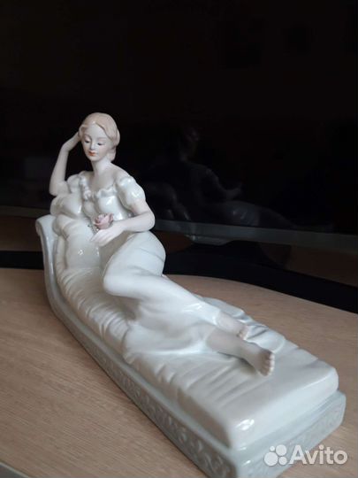 Коллекционная статуэтка Дама фарфор