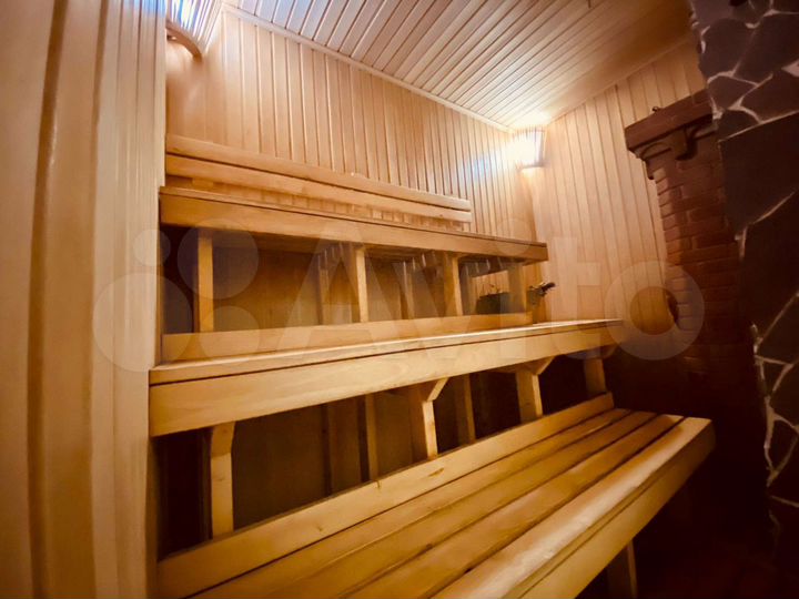 Коттедж 200 м² на участке 10 сот.