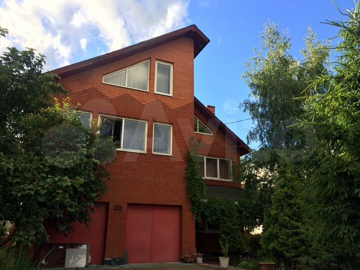 Коттедж 560 м² на участке 11 сот.