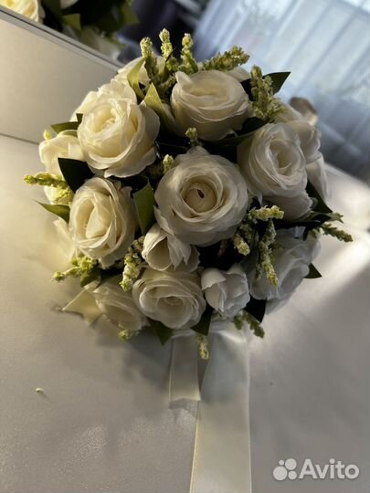 Букет, украшения для бутылок, бокалы