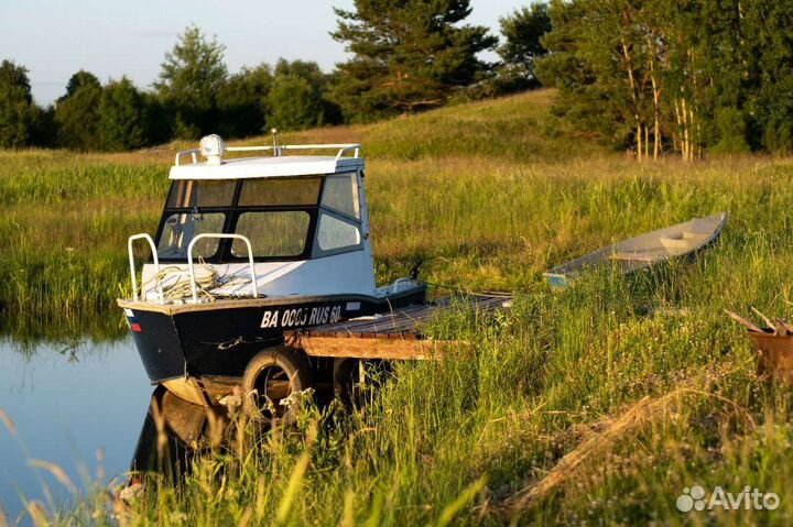 Катер полурубка амг 5.6м 100л.с