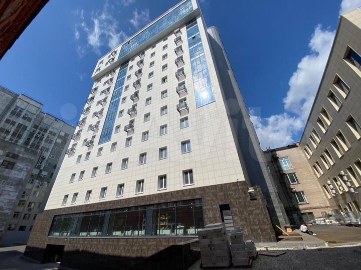 Помещение с витринами в новостройке бизнес-класса