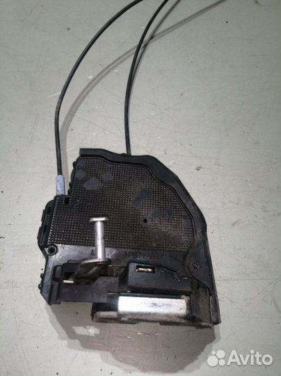 Замок двери задний левый Toyota Corolla E150