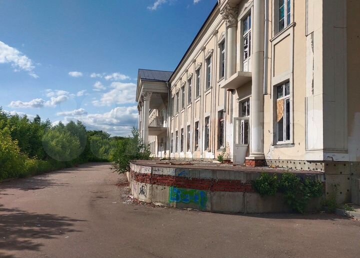 Здание, 5600 м²