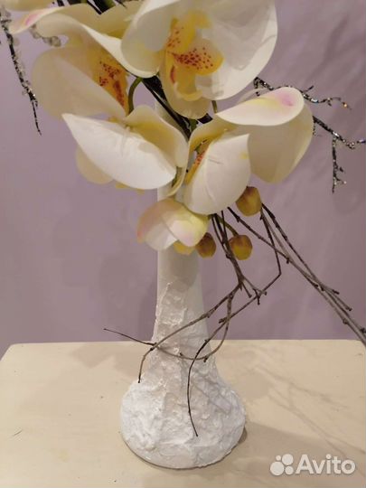 Композиция в вазе из исскуственных орхидей