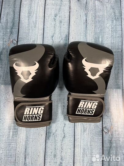 Боксерские перчатки Ringhorns Charger
