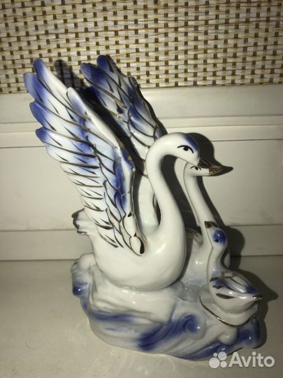 Лебедь фарфоровый