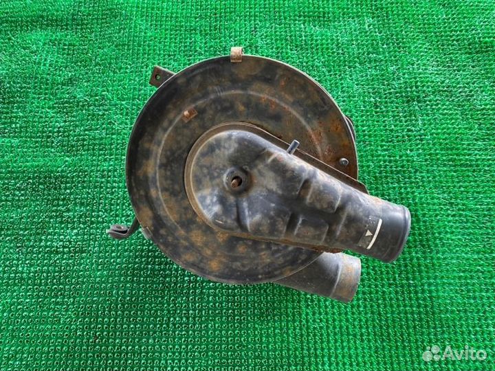 Корпус воздушного фильтра Toyota Land Cruiser