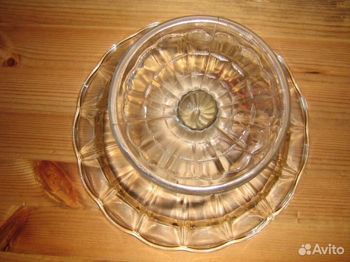 Ваза на ножке. стекло. Клеймо 