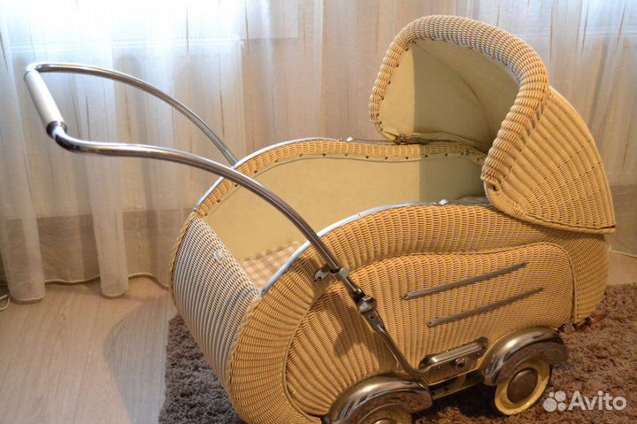 Старинная плетённая коляска. Германия. 1950е годы