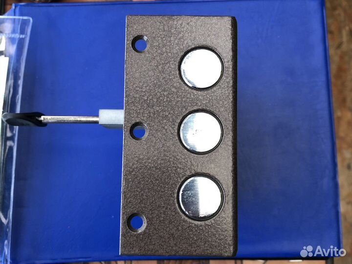 Замок дверной накладной