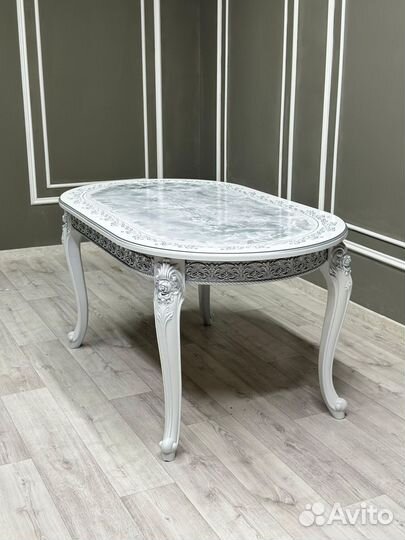 Стол и стулья в гостиную. В наличии