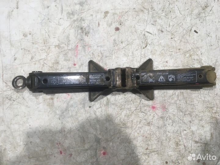 Домкрат (Nissan Primera)