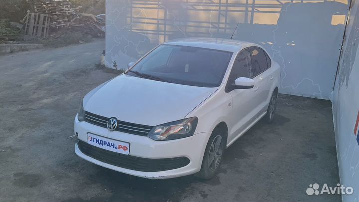 Решетка радиатора Volkswagen Polo Sedan (Mk5) 6RU853653