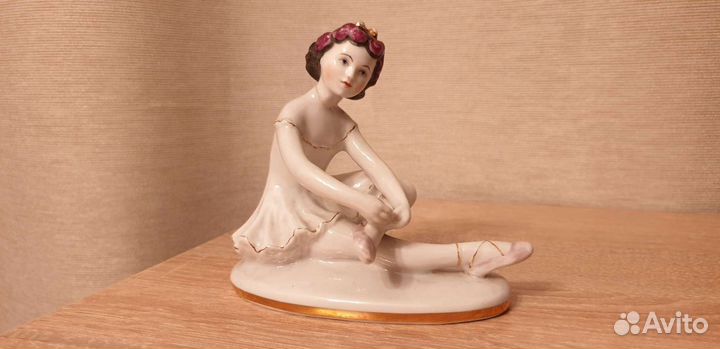 Статуэтка фарфоровая