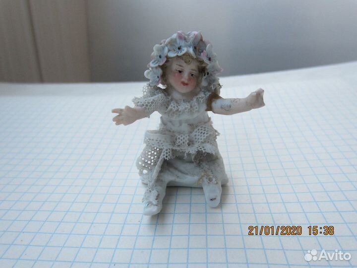 Маленькая куколка фарфор винтаж