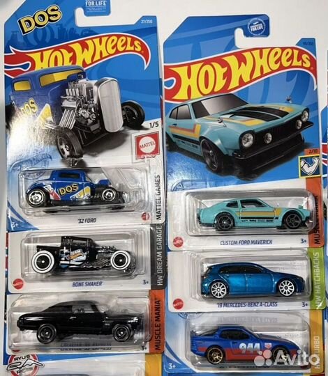 Много новых машинок Hot Wheels