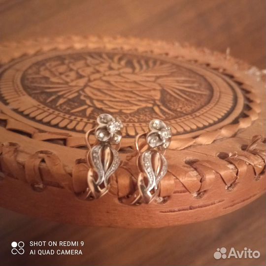 Продам золотые серьги с бриллиантами